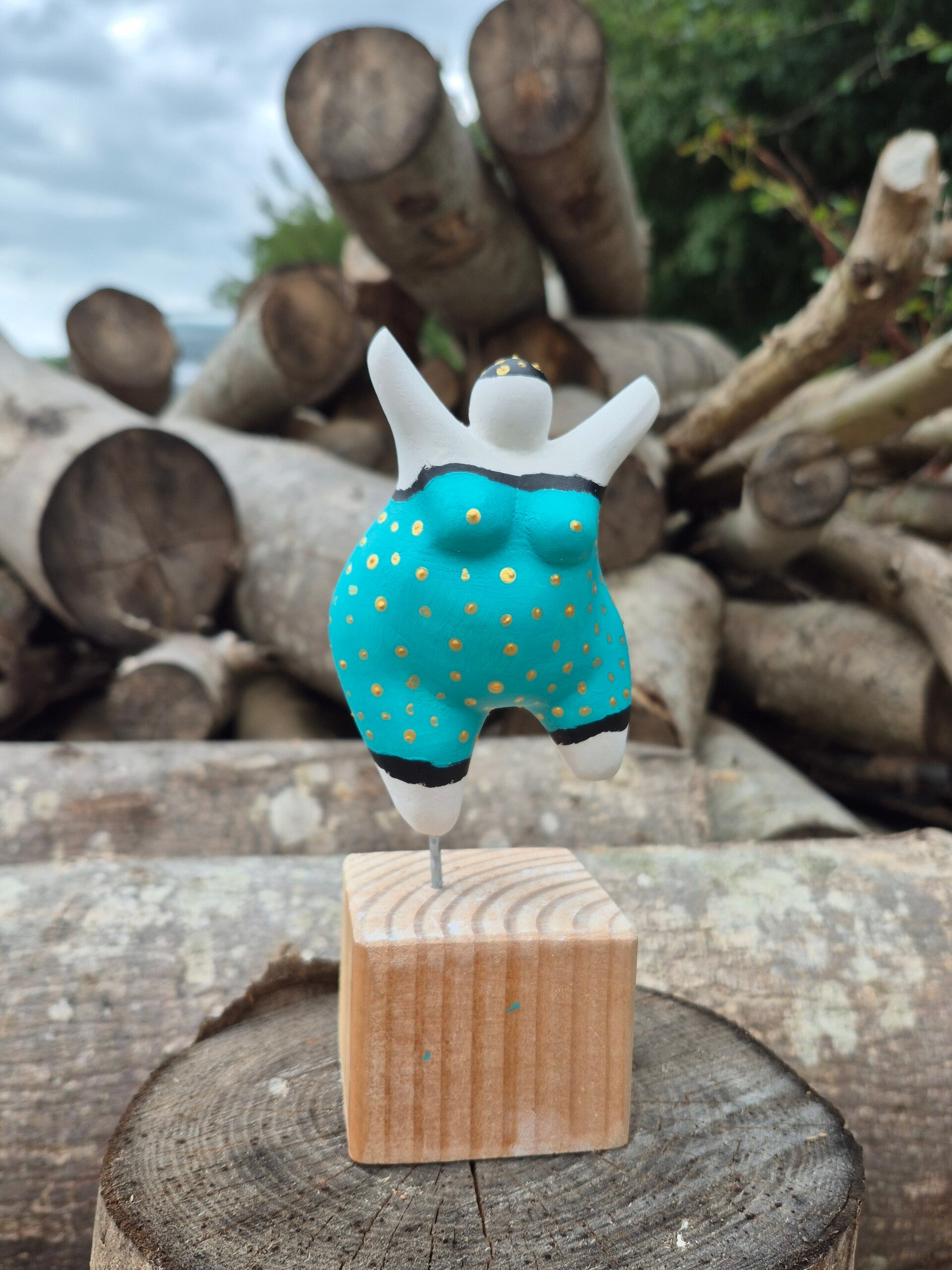 afdelingsuitje, macrame workshop, vriendinnen uitjes, beeldjes dikke dames, keramiek schilderen, kip pimpen, sieraden maken workshop, moeder dochter dag, vrolijk schilderij dikke dames, servies beschilderen, familiedag drenthe, porselein schilderen