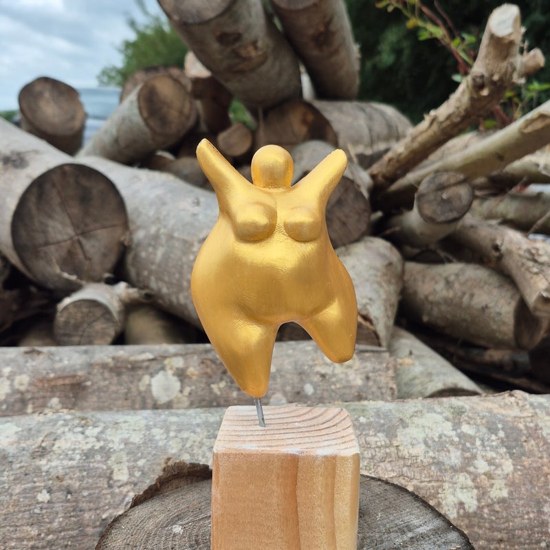 high tea workshop dikke dame beeldje maken, dikke dames beelden maken, vrijgezellenuitje, workshop piemel pimpen, leuke workshops met vriendinnen, vriendinnendag 2025, dikke dame beeldje, nana schilderen, beeldje ronde vrouw, knutselworkshop