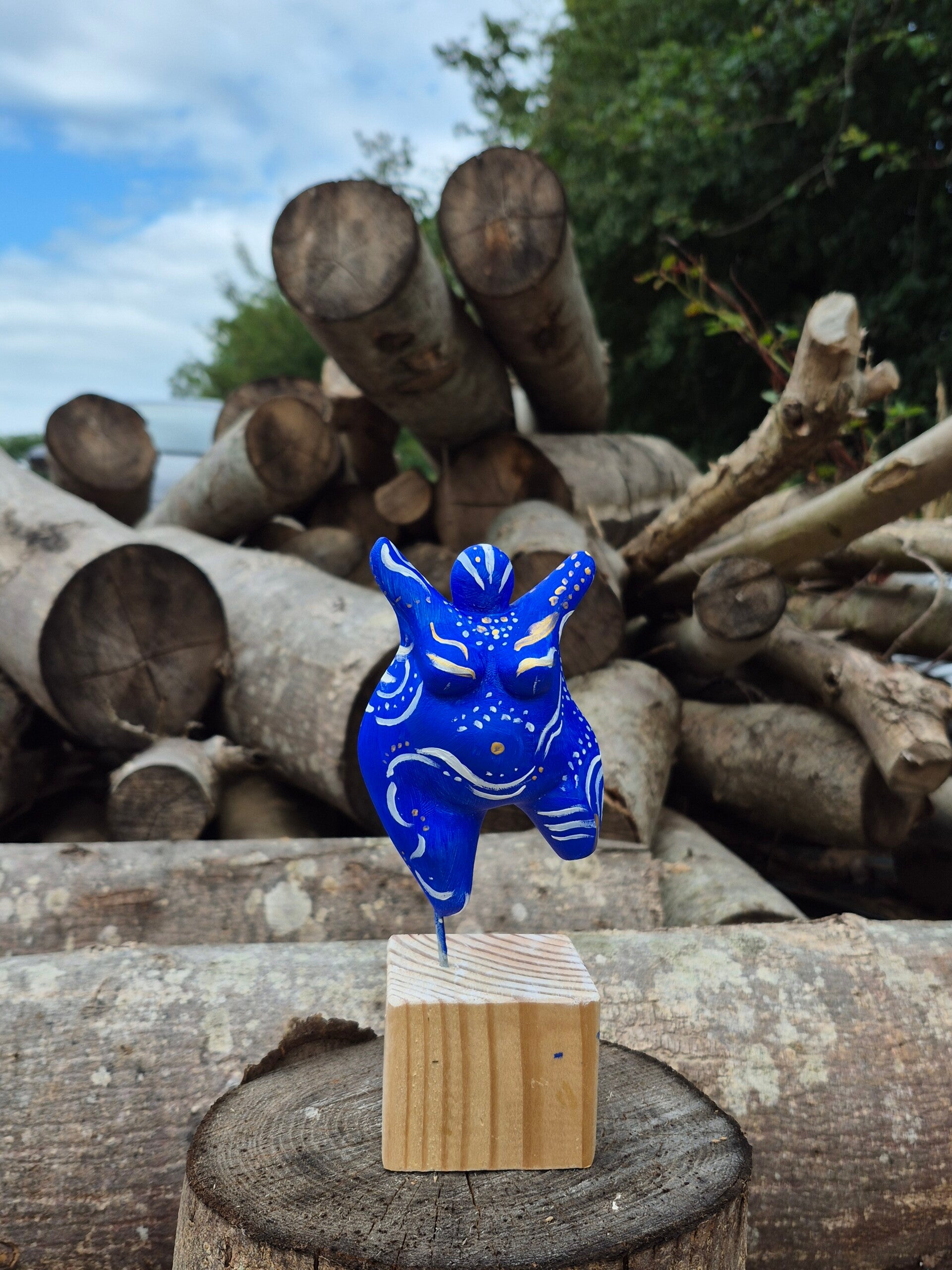 dikke dames schilderen workshop, workshop vriendinnen, mokken schilderen, sierlijke letters schrijven, vrolijkschilderij, vrolijk schilderij, vrijgezellendag, kippen schilderen, vrolijk schilderij dikke dames schilderen, cursus sieraden maken