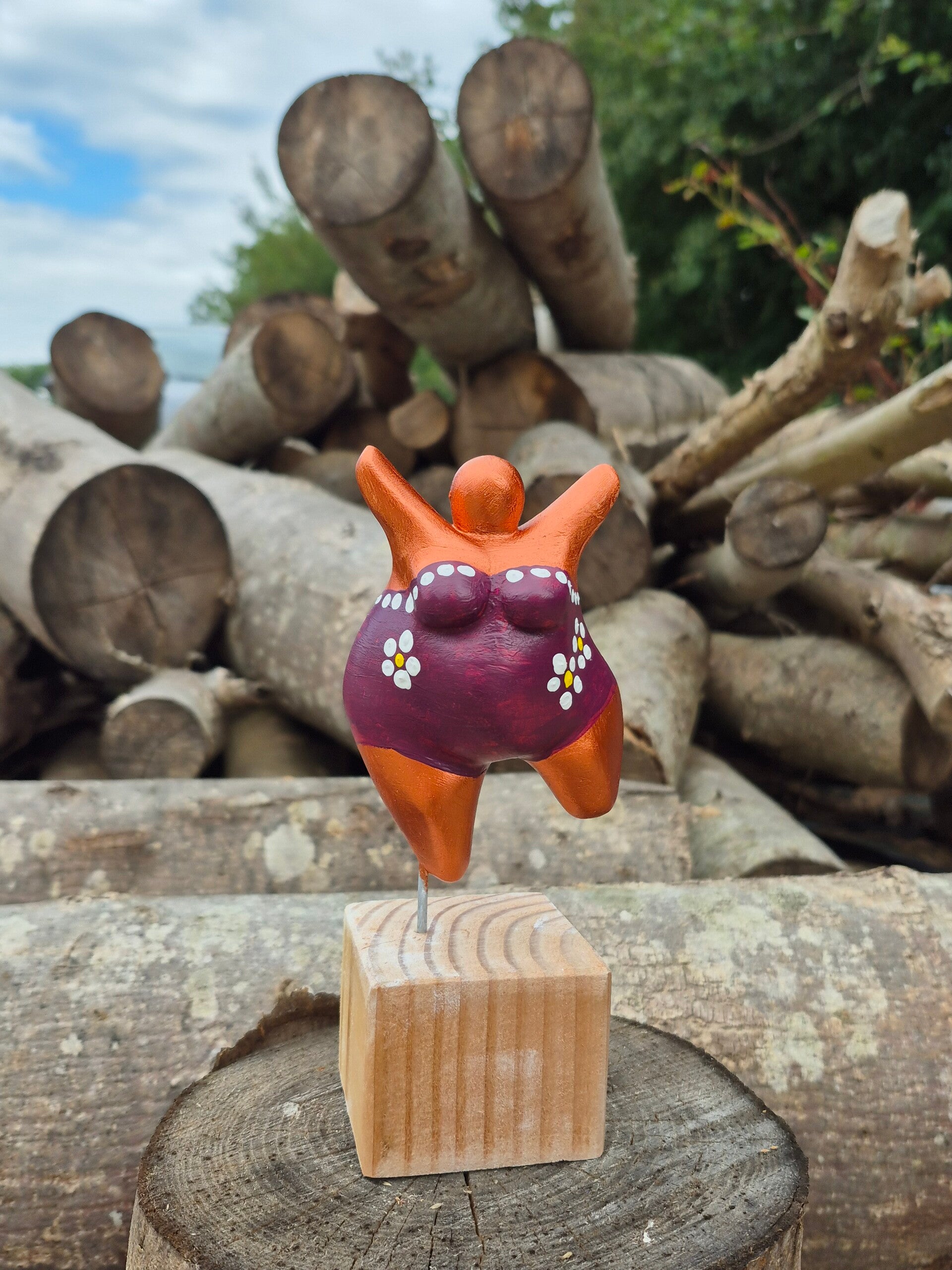 dikke dames schilderen workshop, workshop vriendinnen, mokken schilderen, sierlijke letters schrijven, vrolijkschilderij, vrolijk schilderij, vrijgezellendag, kippen schilderen, vrolijk schilderij dikke dames schilderen, cursus sieraden maken