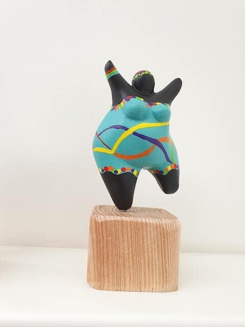 dikke dames wijn, porcelein schilderen, vriendinnenuitjes, vriendinnenuitje, servies schilderen, leuke workshop, dikke dames beeldjes schilderen, schilder voorbeelden, workshop piemel pimpen, dikke vrouwen schilderen, dikke vrouwen schilder, workshoo 