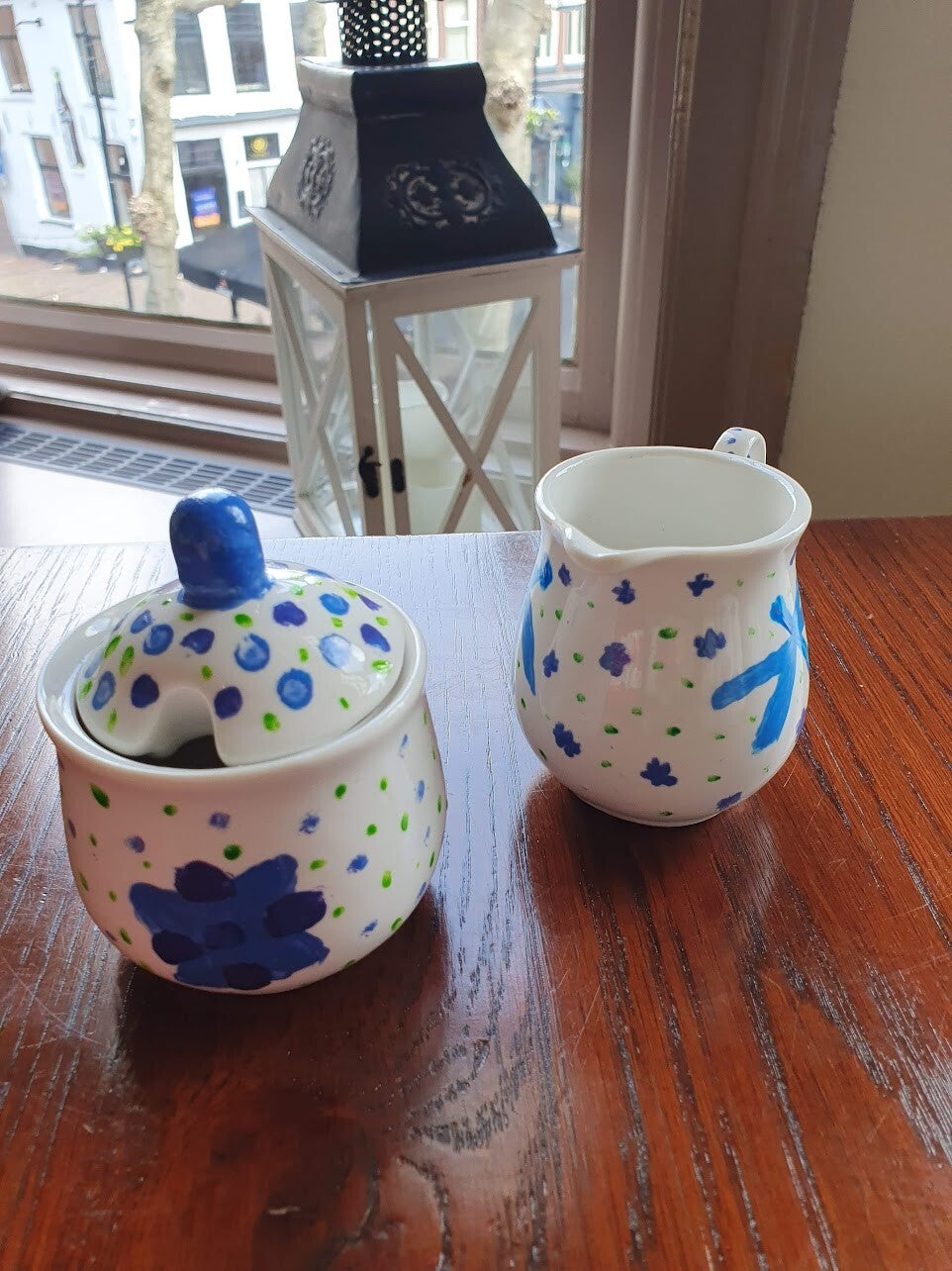 workshop servies schilderen, workshop porselein schilderen, workshop, workshop Drenthe, workshops Drenthe, creatieve workshop, creatieve workshops, personeelsuitje Drenthe, bedrijfsfeest, vriendinnenuitje, workshop grote groep, Hoogeveen