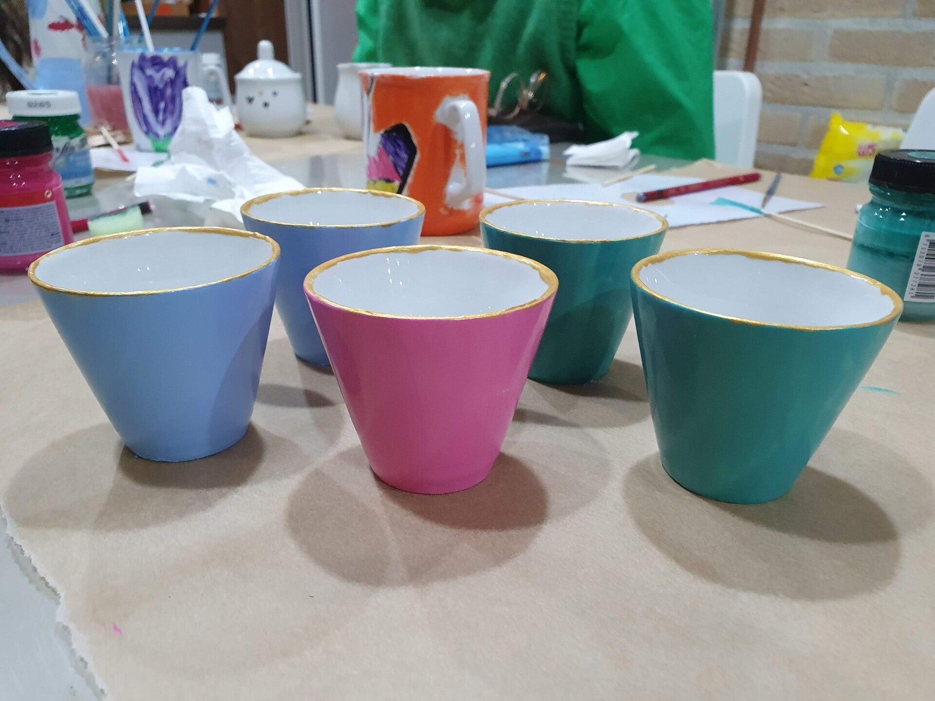 workshop servies schilderen, workshop porselein schilderen, workshop, workshop Drenthe, workshops Drenthe, creatieve workshop, creatieve workshops, personeelsuitje Drenthe, creatief uitje Drenthe, vriendinnenuitje, workshop grote groep, Hoogeveen