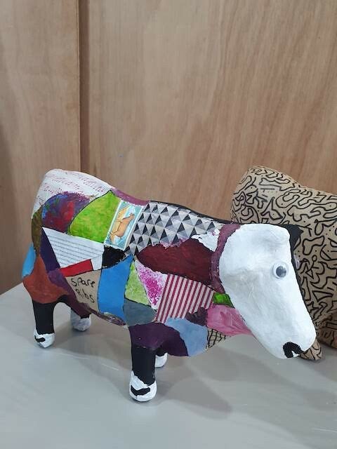 vrolijk persoon, macramé plantenhanger maken, workshop familiedag, worshop, workshop teambuilding, workshop creatief, servies beschilderen workshop, vrijgezellenavond, workshops op locatie, eierbord, dikke dames beeldjes om zelf te schilderen