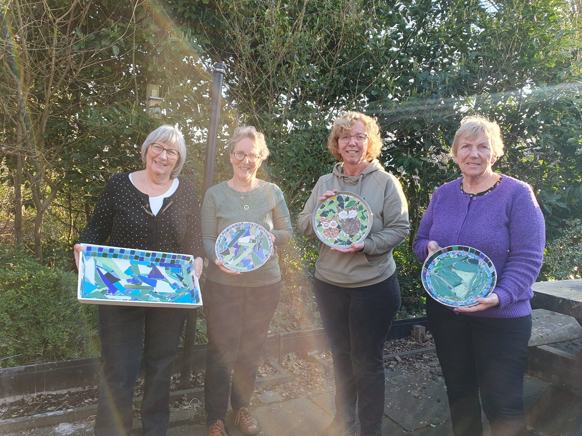 dikke dames schilderen workshop, workshop vriendinnen, mokken schilderen, sierlijke letters schrijven, vrolijkschilderij, vrolijk schilderij, vrijgezellendag, kippen schilderen, vrolijk schilderij dikke dames schilderen, cursus sieraden maken