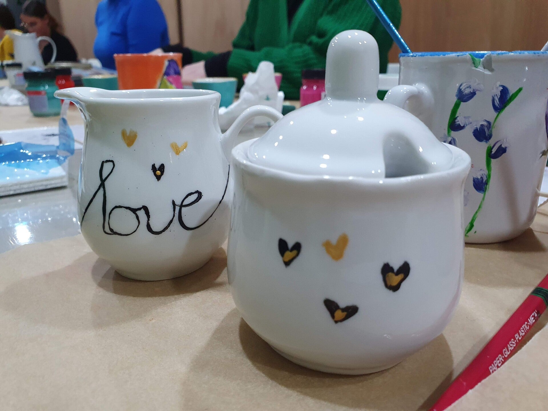 workshop servies schilderen, workshop porselein schilderen, workshop, workshop Drenthe, workshops Drenthe, creatieve workshop, creatieve workshops, personeelsuitje Drenthe, creatief uitje Drenthe, vriendinnenuitje, workshop grote groep, Hoogeveen