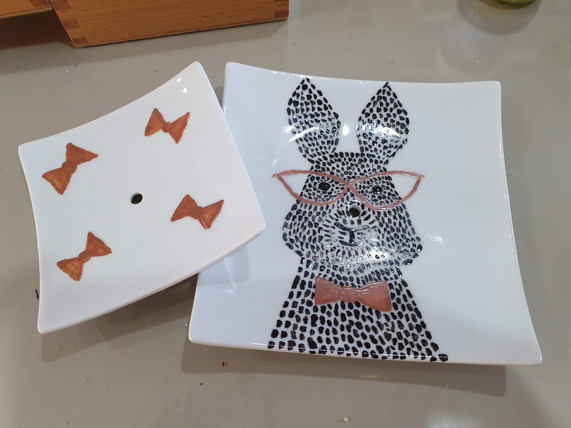 workshop servies schilderen, workshop porselein schilderen, workshop, workshop Drenthe, workshops Drenthe, creatieve workshop, creatieve workshops, personeelsuitje Drenthe, creatief uitje Drenthe, vriendinnenuitje, workshop grote groep, Hoogeveen