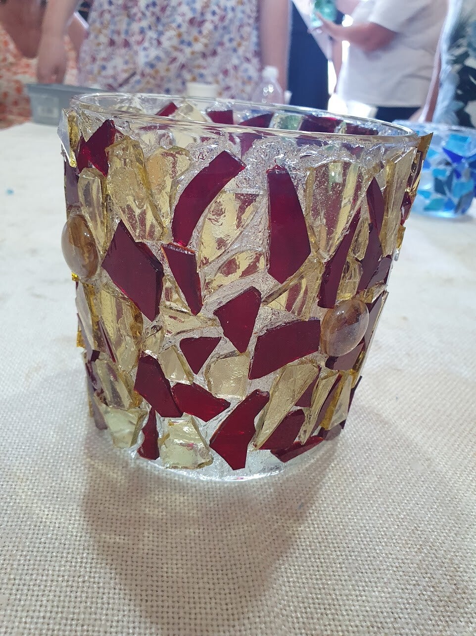 workshop mozaïeken, workshop mozaïek, workshop keramieken, workshop glasmozaïek, workshop Drenthe, creatieve workshop, bedrijfsuitje Drenthe, bedrijfsfeest Drenthe, vrijgezellenfeest Drenthe, workshop grote groep, vrijgezellenfeest mannen 