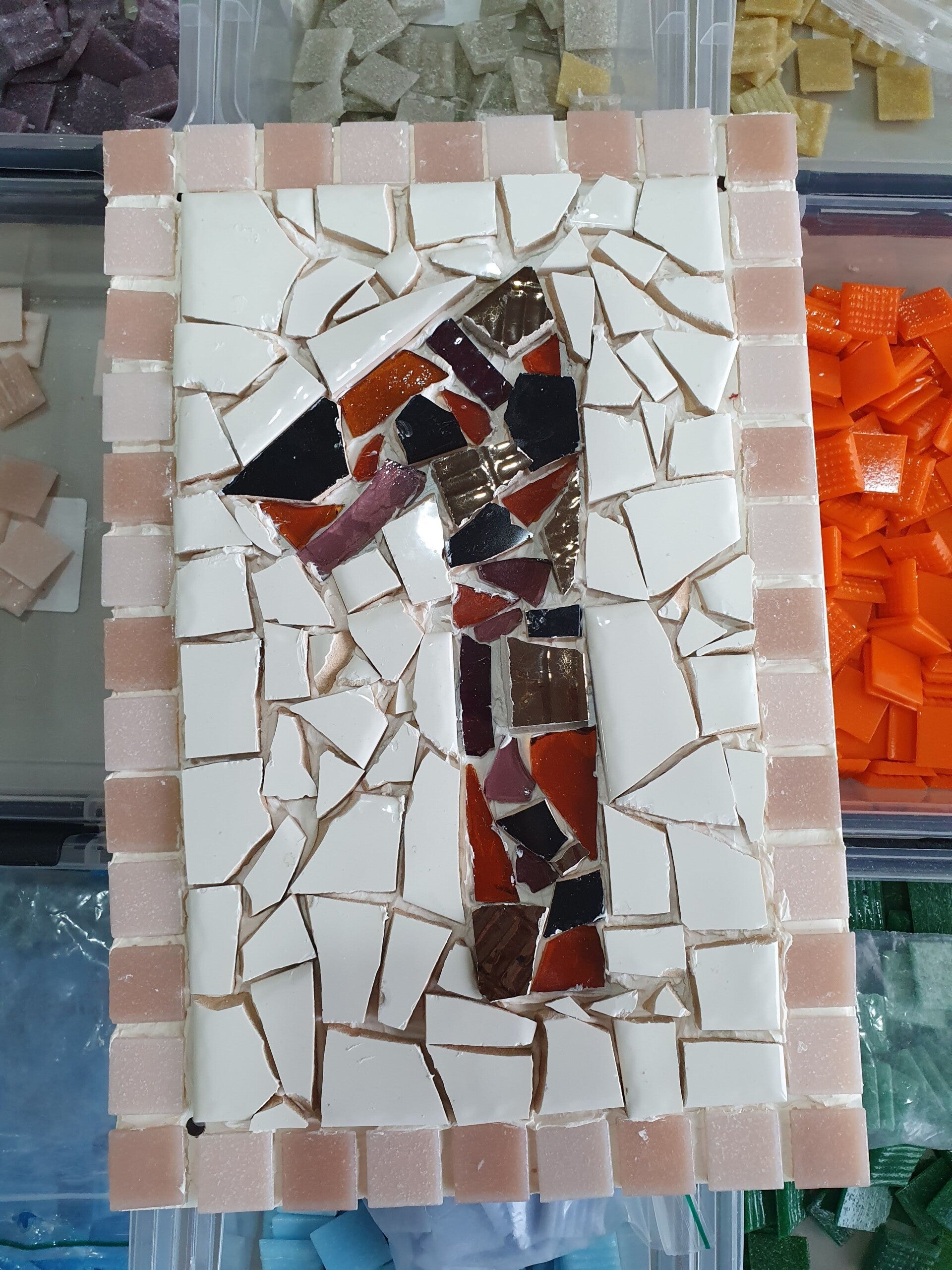 workshop mozaïeken, workshop mozaïek, workshop keramieken, workshop glasmozaïek, workshop Drenthe, creatieve workshop, bedrijfsuitje Drenthe, bedrijfsfeest Drenthe, vrijgezellenfeest Drenthe, workshop grote groep, vrijgezellenfeest mannen 