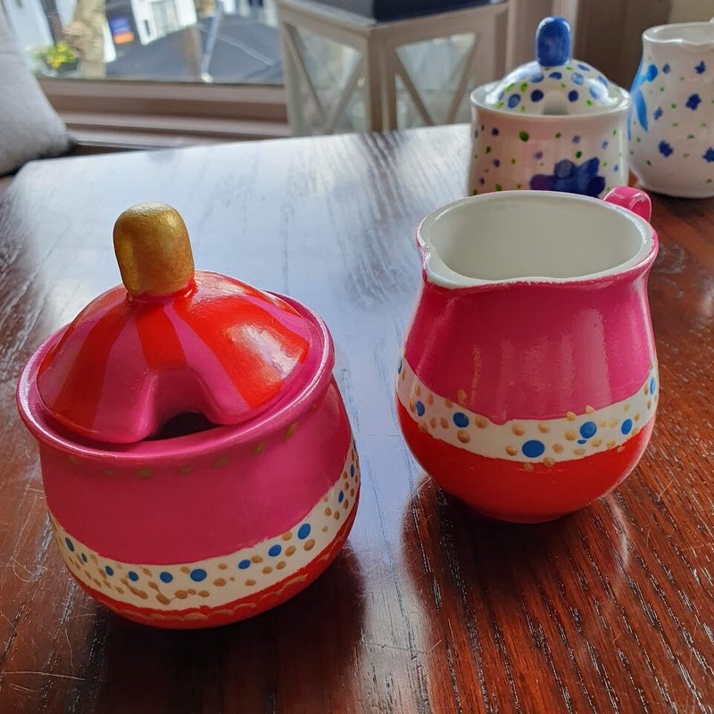 workshop servies schilderen, workshop porselein schilderen, workshop, workshop Drenthe, workshops Drenthe, creatieve workshop, creatieve workshops, personeelsuitje Drenthe, bedrijfsfeest, vriendinnenuitje, workshop grote groep, Hoogeveen