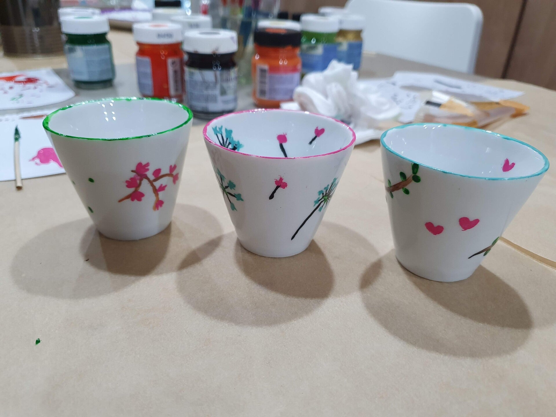 workshop servies schilderen, workshop porselein schilderen, workshop, workshop Drenthe, workshops Drenthe, creatieve workshop, creatieve workshops, personeelsuitje Drenthe, creatief uitje Drenthe, vriendinnenuitje, workshop grote groep, Hoogeveen