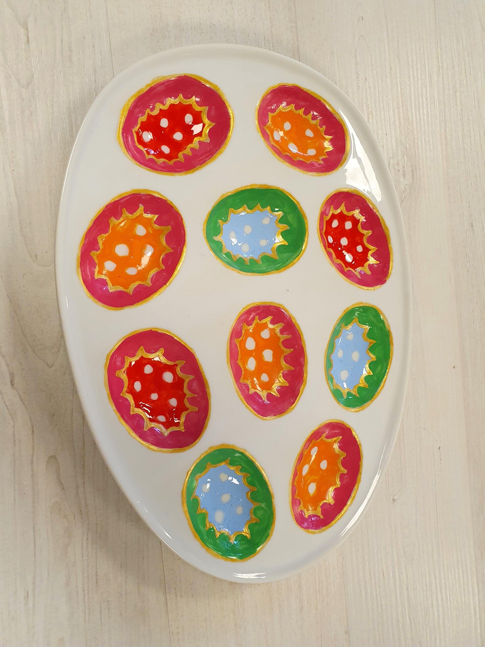 afdelingsuitje, macrame workshop, vriendinnen uitjes, beeldjes dikke dames, keramiek schilderen, kip pimpen, sieraden maken workshop, moeder dochter dag, vrolijk schilderij dikke dames, servies beschilderen, familiedag drenthe, porselein schilderen