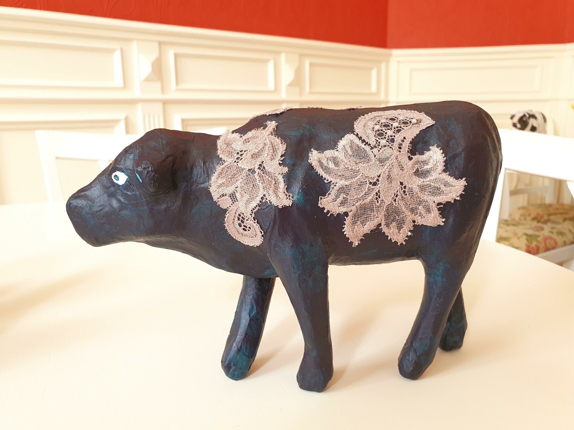 familiedag drenthe, beeldjes dikke dames, dikke dames wijn, sieraden workshop, workshop dikke dames schilderen, leuke workshops met vriendinnen, vrijgezellendag, high tea workshop, vriendinnen uitjes, macrame workshop, porselein schilderen voorbeelden