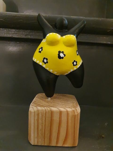 dikke dames schilderen workshop, workshop vriendinnen, mokken schilderen, sierlijke letters schrijven, vrolijkschilderij, vrolijk schilderij, vrijgezellendag, kippen schilderen, vrolijk schilderij dikke dames schilderen, cursus sieraden maken