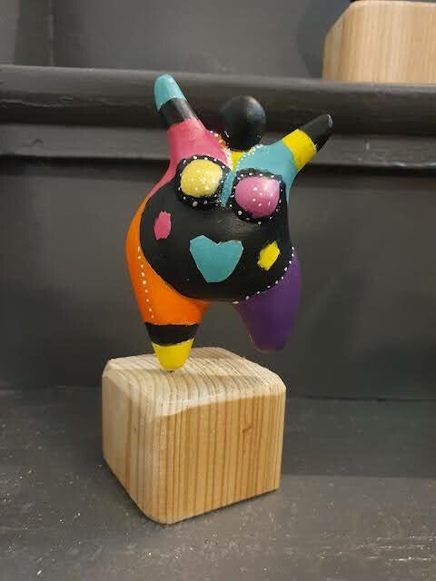 dikke dames schilderen workshop, workshop vriendinnen, mokken schilderen, sierlijke letters schrijven, vrolijkschilderij, vrolijk schilderij, vrijgezellendag, kippen schilderen, vrolijk schilderij dikke dames schilderen, cursus sieraden maken