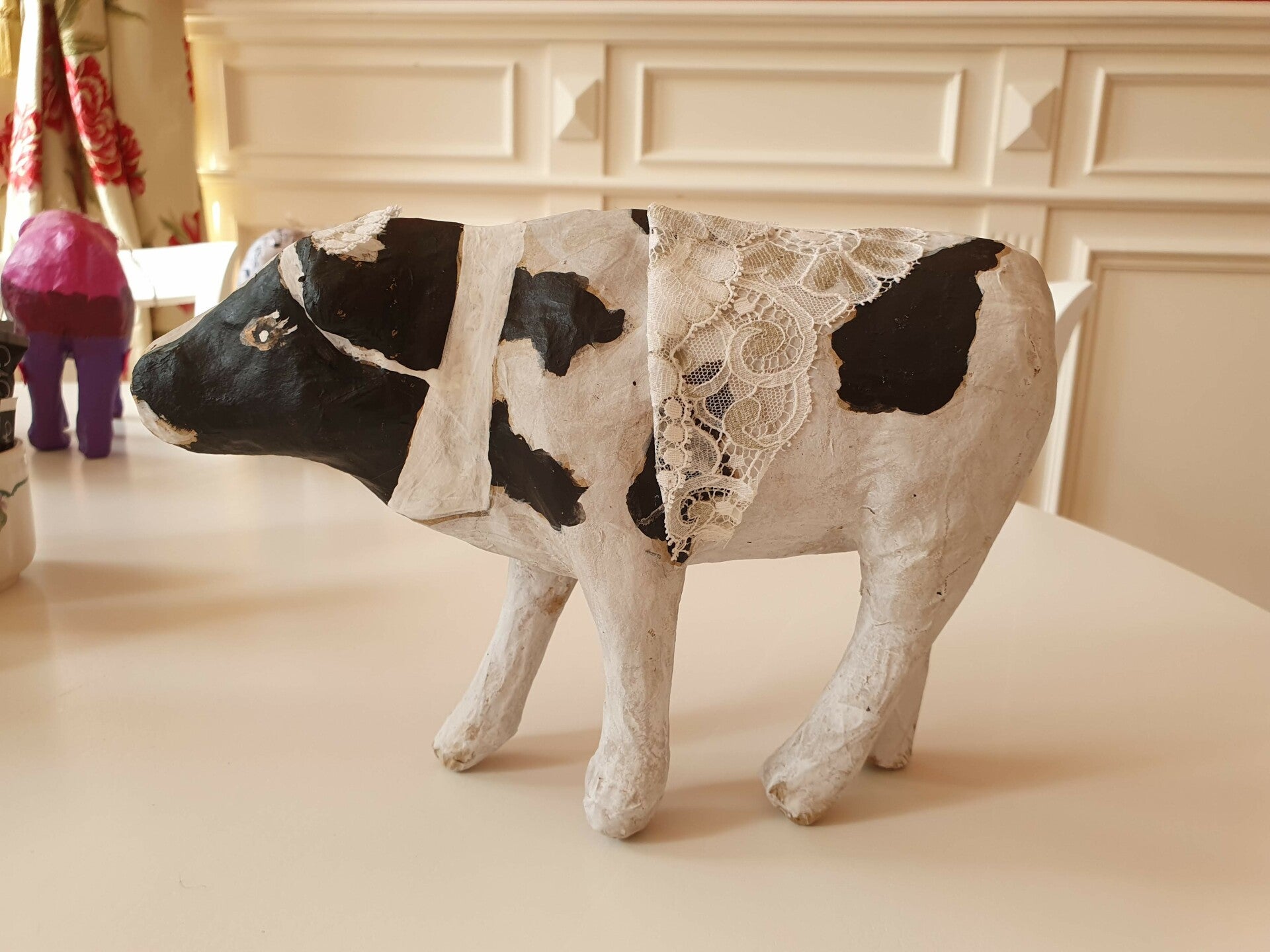 familiedag drenthe, beeldjes dikke dames, dikke dames wijn, sieraden workshop, workshop dikke dames schilderen, leuke workshops met vriendinnen, vrijgezellendag, high tea workshop, vriendinnen uitjes, macrame workshop, porselein schilderen voorbeelden