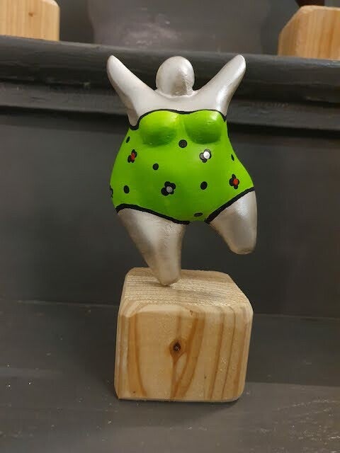 dikke dames schilderen workshop, workshop vriendinnen, mokken schilderen, sierlijke letters schrijven, vrolijkschilderij, vrolijk schilderij, vrijgezellendag, kippen schilderen, vrolijk schilderij dikke dames schilderen, cursus sieraden maken