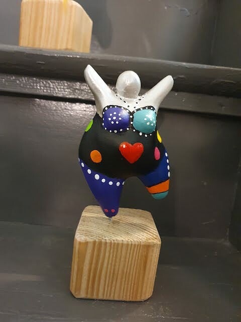 dikke dames schilderen workshop, workshop vriendinnen, mokken schilderen, sierlijke letters schrijven, vrolijkschilderij, vrolijk schilderij, vrijgezellendag, kippen schilderen, vrolijk schilderij dikke dames schilderen, cursus sieraden maken