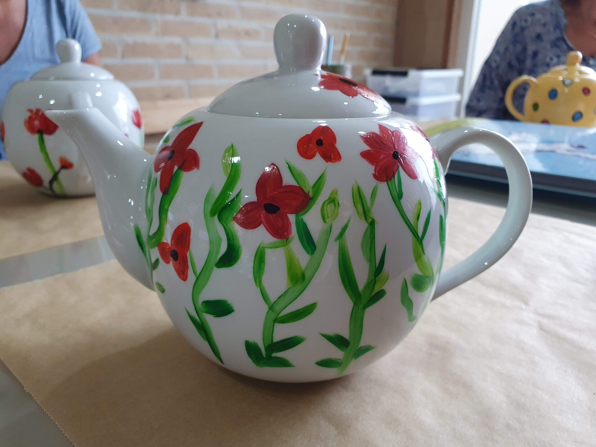workshop servies schilderen, workshop porselein schilderen, workshop, workshop Drenthe, workshops Drenthe, creatieve workshop, creatieve workshops, personeelsuitje Drenthe, creatief uitje Drenthe, vriendinnenuitje, workshop grote groep, Hoogeveen