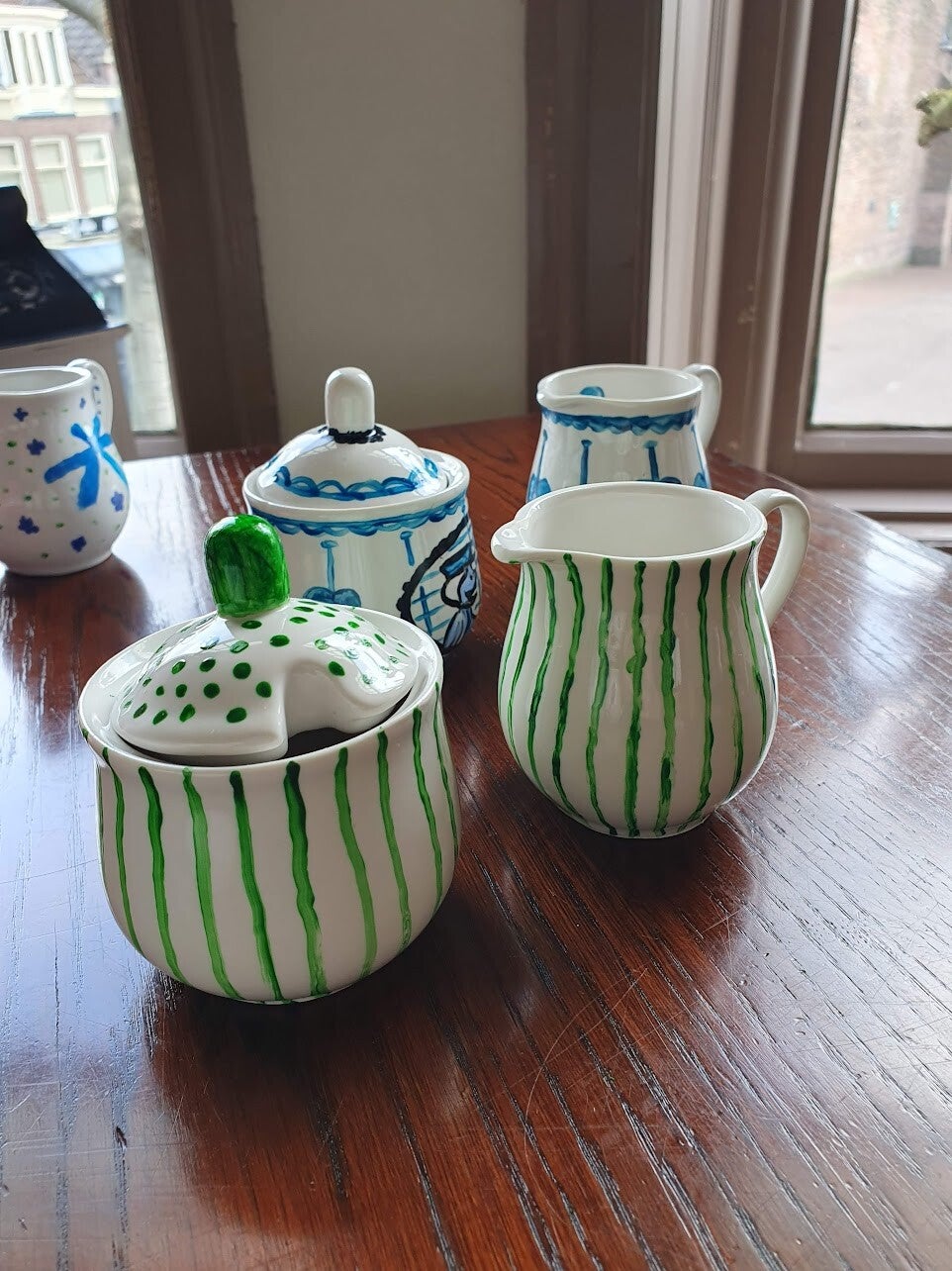 workshop servies schilderen, workshop porselein schilderen, workshop, workshop Drenthe, workshops Drenthe, creatieve workshop, creatieve workshops, personeelsuitje Drenthe, bedrijfsfeest, vriendinnenuitje, workshop grote groep, Hoogeveen