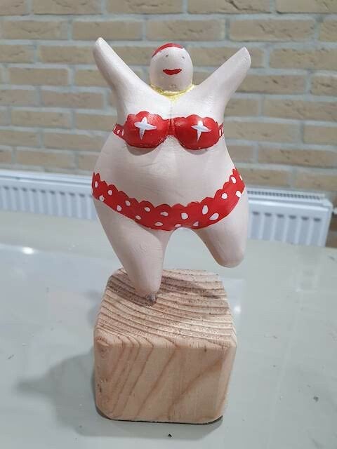 dikke dames schilderen workshop, workshop vriendinnen, mokken schilderen, sierlijke letters schrijven, vrolijkschilderij, vrolijk schilderij, vrijgezellendag, kippen schilderen, vrolijk schilderij dikke dames schilderen, cursus sieraden maken