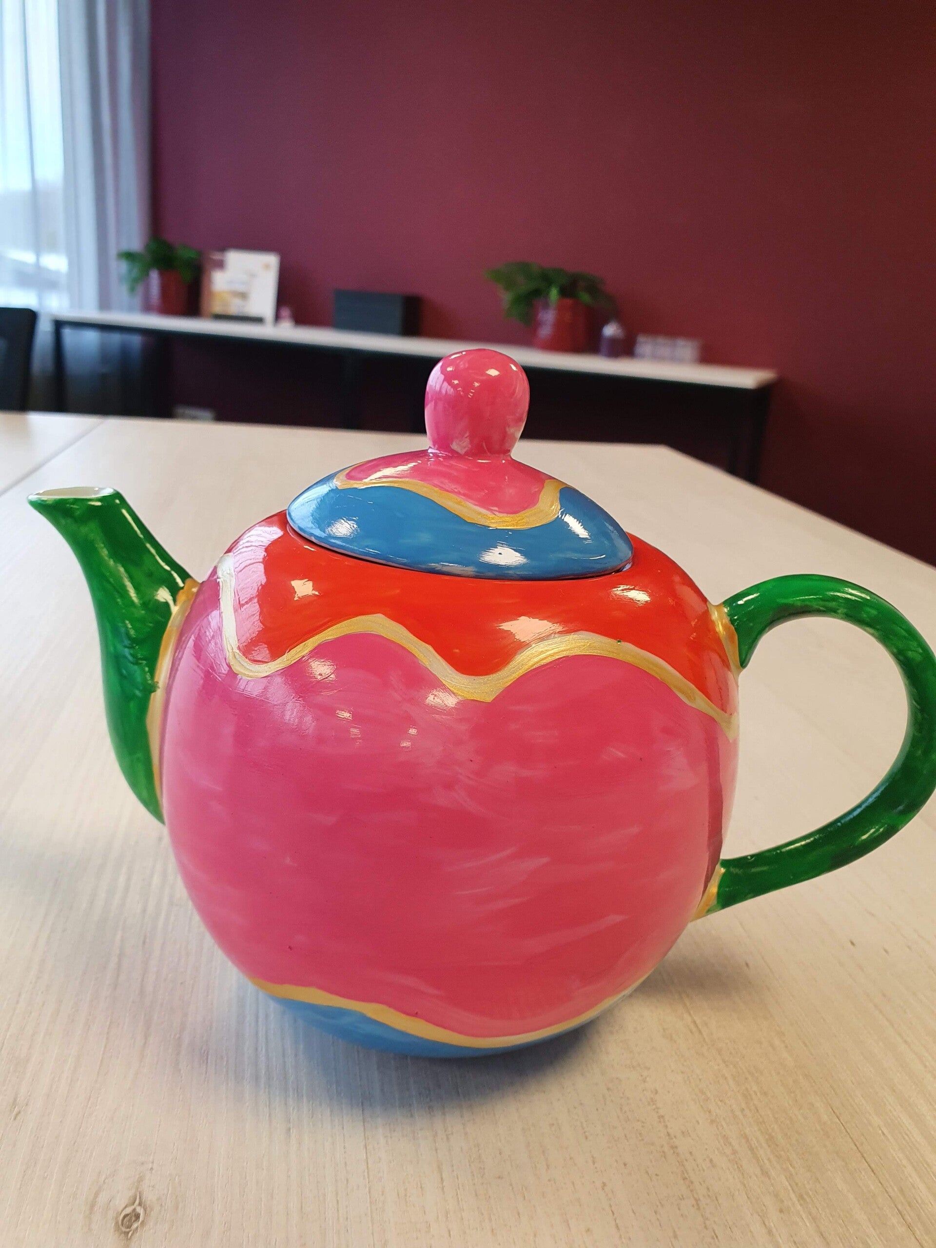 afdelingsuitje, macrame workshop, vriendinnen uitjes, beeldjes dikke dames, keramiek schilderen, kip pimpen, sieraden maken workshop, moeder dochter dag, vrolijk schilderij dikke dames, servies beschilderen, familiedag drenthe, porselein schilderen