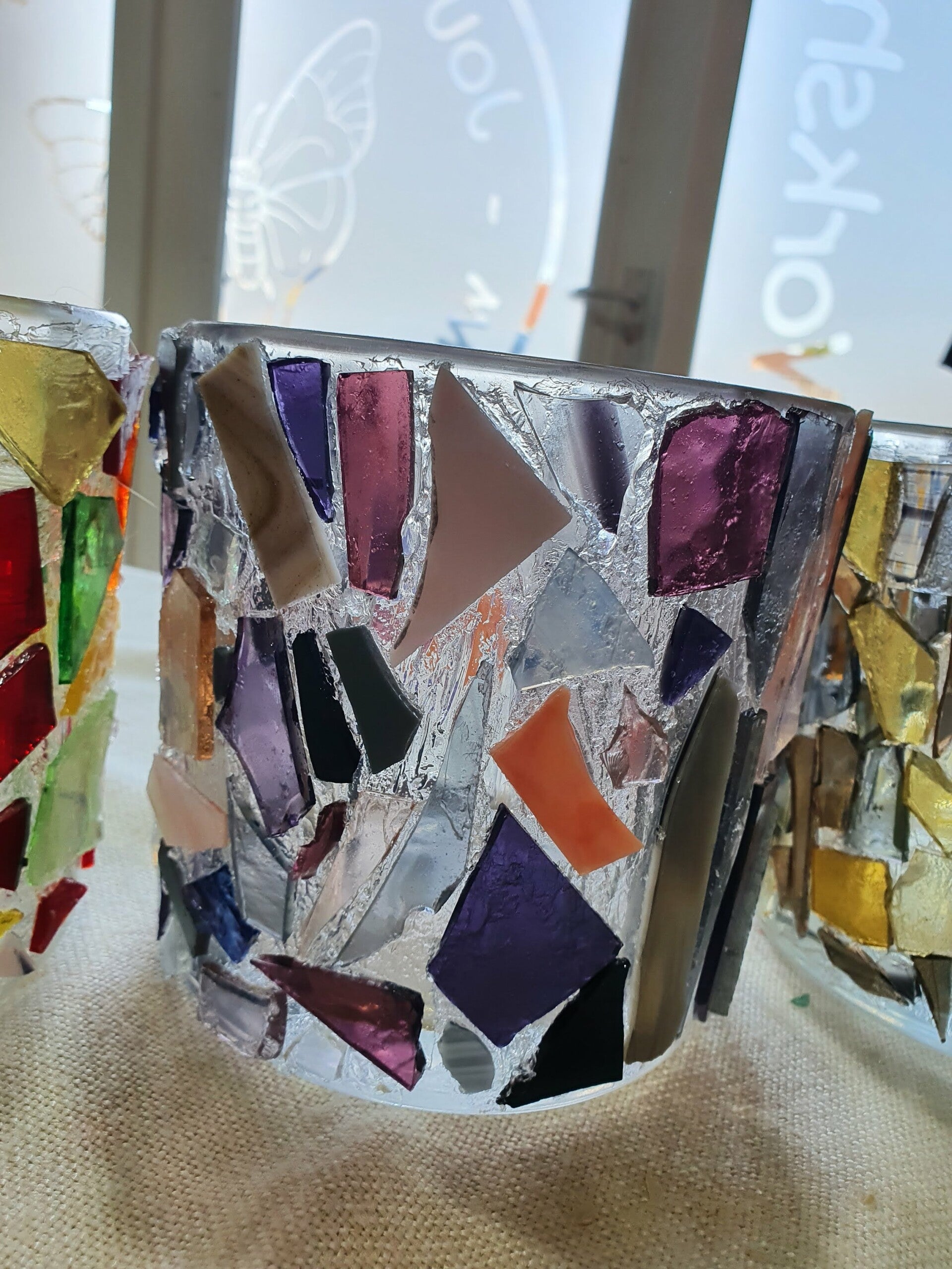 taart workshop, keramiek schilderen, sieraden maken workshop, macramé plantenhanger maken, vrolijk schilderij, servies beschilderen, workshop drenthe, workshop creatief, vrolijke schilderijen, porselein schilderen, dikke vrouwen schilder, workshop