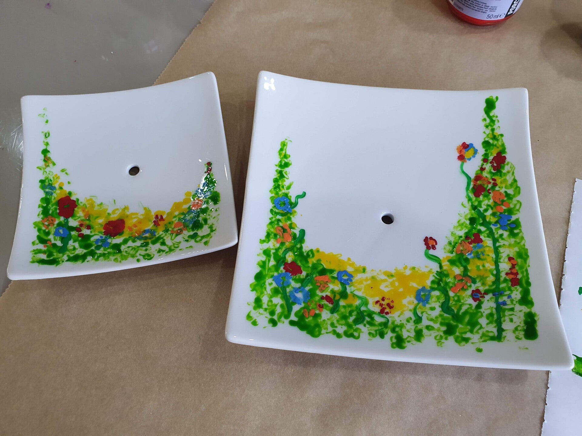 workshop servies schilderen, workshop porselein schilderen, workshop, workshop Drenthe, workshops Drenthe, creatieve workshop, creatieve workshops, personeelsuitje Drenthe, creatief uitje Drenthe, vriendinnenuitje, workshop grote groep, Hoogeveen