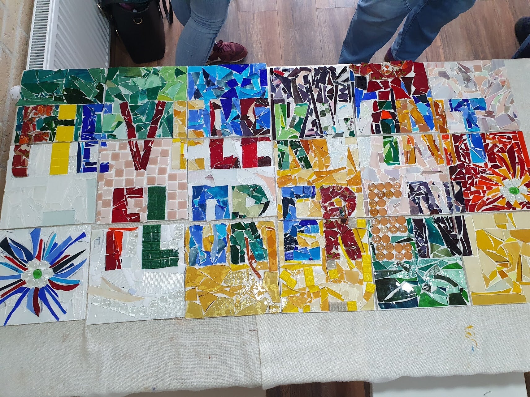 workshop mozaïeken, workshop mozaïek, workshop keramieken, workshop glasmozaïek, workshop Drenthe, creatieve workshop, bedrijfsuitje Drenthe, bedrijfsfeest Drenthe, vrijgezellenfeest Drenthe, workshop grote groep, gezamenlijk kunstwerk 