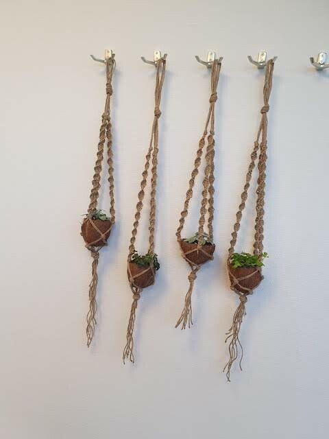 taart workshop, plantenhanger maken, dikke dames beeldjes, workshop dikke dames schilderen, keramiek schilderen workshop, sieraden workshop, cursus sieraden, theepot schilderen, workshop 6 letters, vriendinnen workshop, voorbeelden dikke dames schilderen