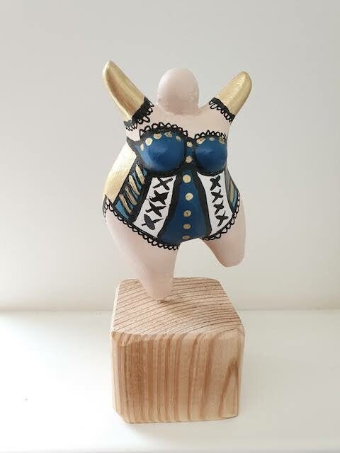 afdelingsuitje, macrame workshop, vriendinnen uitjes, beeldjes dikke dames, keramiek schilderen, taartsmaken, sieraden maken workshop, moeder dochter dag, vrolijk schilderij dikke dames, servies beschilderen, familiedag drenthe, porselein schilderen