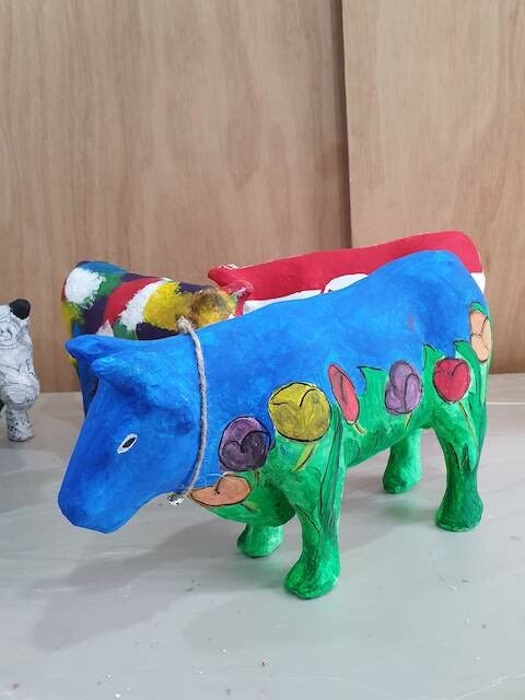 vrolijk persoon, macramé plantenhanger maken, workshop familiedag, worshop, workshop teambuilding, workshop creatief, servies beschilderen workshop, vrijgezellenavond, workshops op locatie, eierbord, dikke dames beeldjes om zelf te schilderen