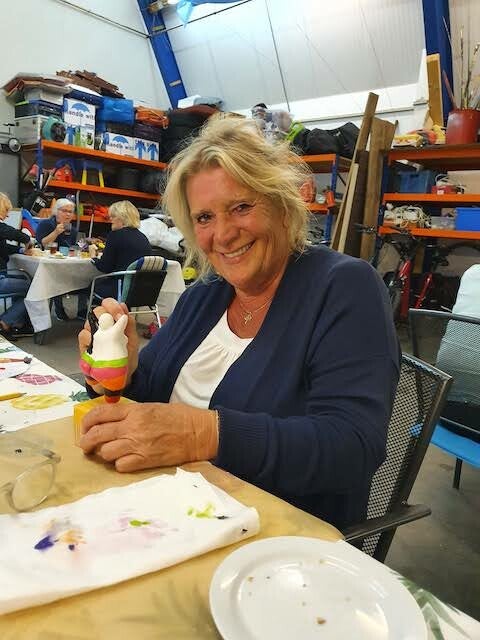 dikke dames schilderen workshop, workshop vriendinnen, mokken schilderen, sierlijke letters schrijven, vrolijkschilderij, vrolijk schilderij, vrijgezellendag, kippen schilderen, vrolijk schilderij dikke dames schilderen, cursus sieraden maken