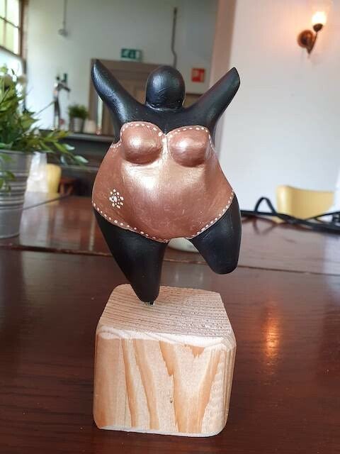 dikke dames wijn, porcelein schilderen, vriendinnenuitjes, vriendinnenuitje, servies schilderen, leuke workshop, dikke dames beeldjes schilderen, schilder voorbeelden, workshop taarten maken, dikke vrouwen schilder, dikke vrouwen schilder, workshoo 