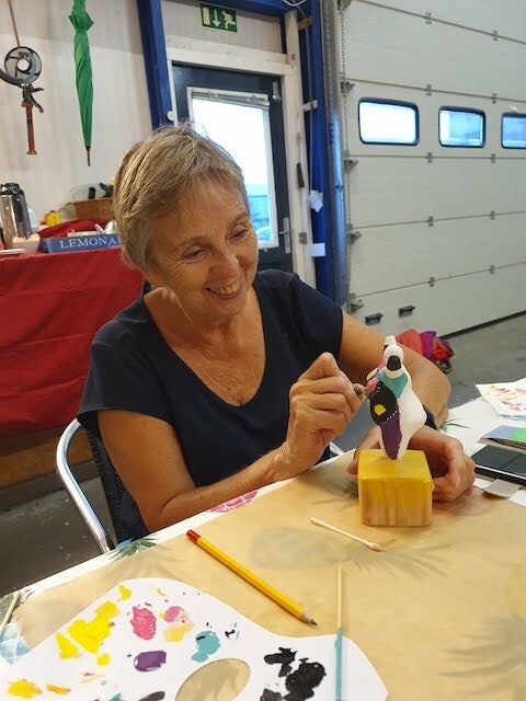 dikke dames schilderen workshop, workshop vriendinnen, mokken schilderen, sierlijke letters schrijven, vrolijkschilderij, vrolijk schilderij, vrijgezellendag, kippen schilderen, vrolijk schilderij dikke dames schilderen, cursus sieraden maken