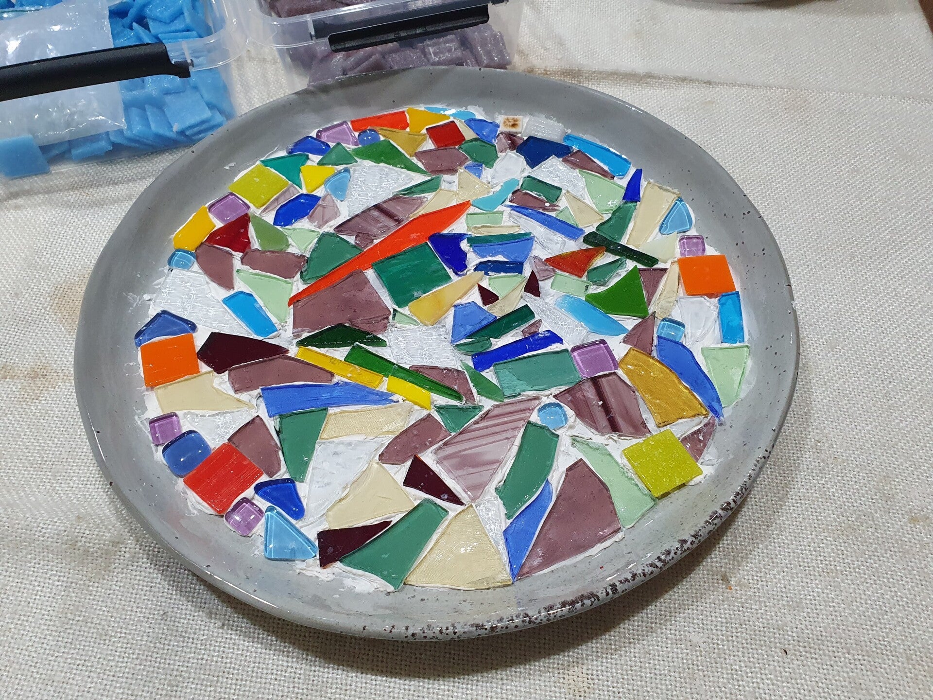 workshop mozaïeken, workshop mozaïek, workshop keramieken, workshop glasmozaïek, workshop Drenthe, creatieve workshop, bedrijfsuitje Drenthe, bedrijfsfeest Drenthe, vrijgezellenfeest Drenthe, workshop grote groep, vrijgezellenfeest mannen 