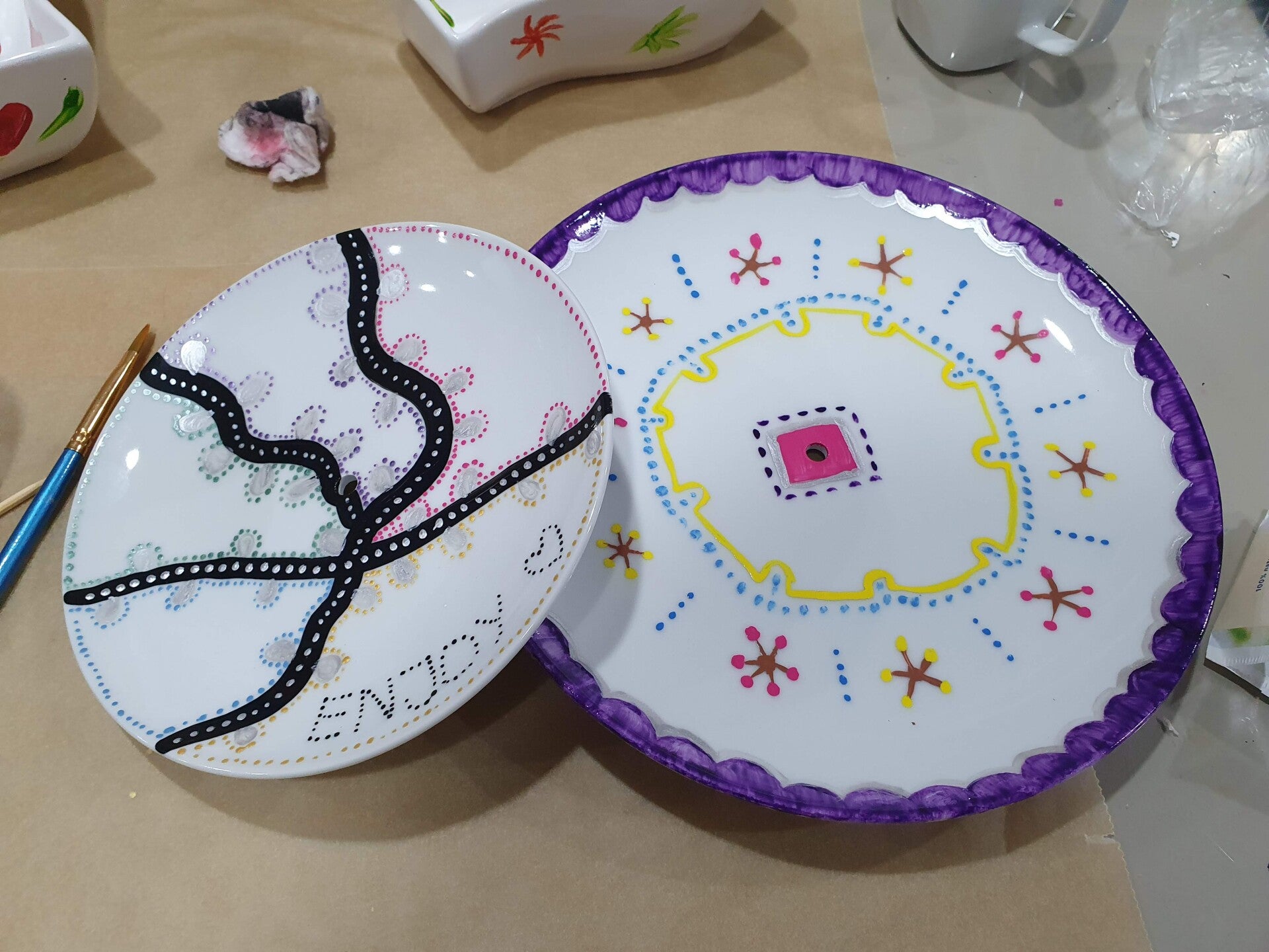 workshop servies schilderen, workshop porselein schilderen, workshop, workshop Drenthe, workshops Drenthe, creatieve workshop, creatieve workshops, personeelsuitje Drenthe, creatief uitje Drenthe, vriendinnenuitje, workshop grote groep, Hoogeveen