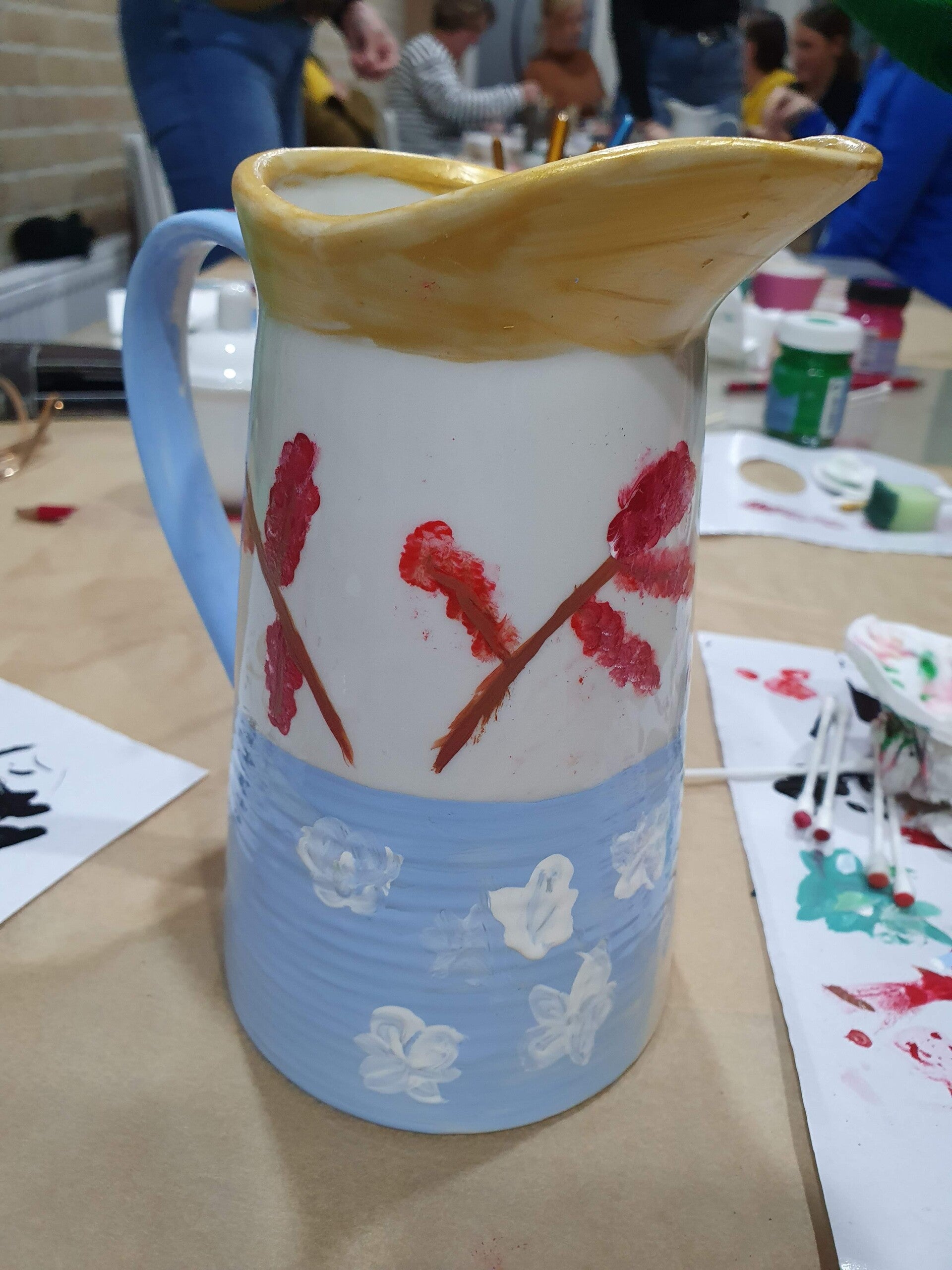 workshop servies schilderen, workshop porselein schilderen, workshop, workshop Drenthe, workshops Drenthe, creatieve workshop, creatieve workshops, personeelsuitje Drenthe, creatief uitje Drenthe, vriendinnenuitje, workshop grote groep, Hoogeveen