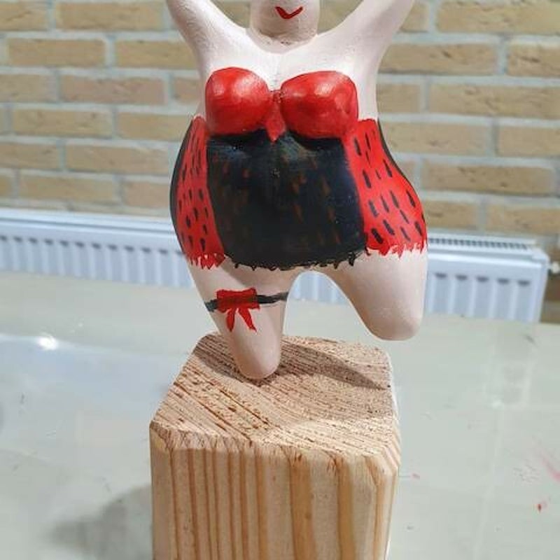 dikke dames schilderen workshop, workshop vriendinnen, mokken schilderen, sierlijke letters schrijven, vrolijkschilderij, vrolijk schilderij, vrijgezellendag, kippen schilderen, vrolijk schilderij dikke dames schilderen, cursus sieraden maken