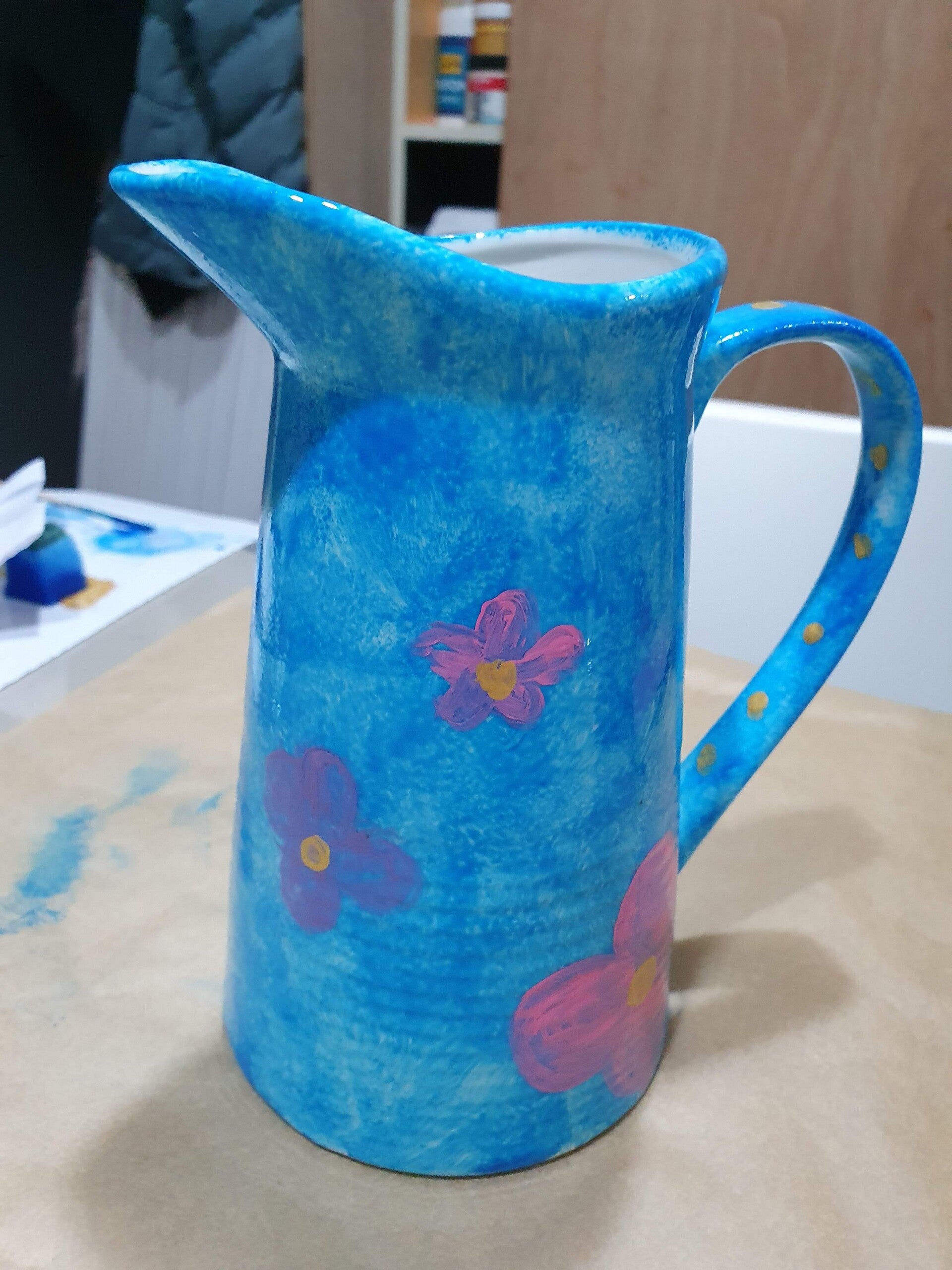 workshop servies schilderen, workshop porselein schilderen, workshop, workshop Drenthe, workshops Drenthe, creatieve workshop, creatieve workshops, personeelsuitje Drenthe, creatief uitje Drenthe, vriendinnenuitje, workshop grote groep, Hoogeveen