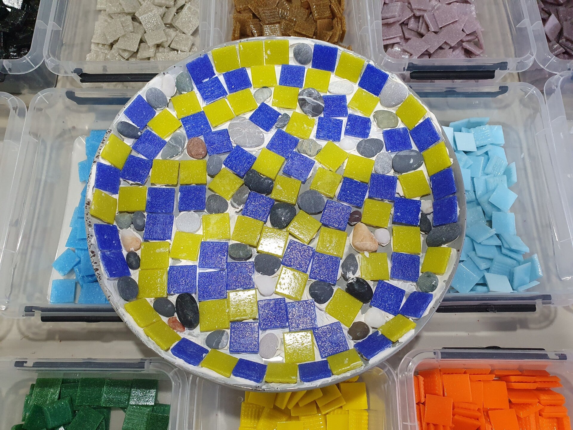 workshop mozaïeken, workshop mozaïek, workshop keramieken, workshop glasmozaïek, workshop Drenthe, creatieve workshop, bedrijfsuitje Drenthe, bedrijfsfeest Drenthe, vrijgezellenfeest Drenthe, workshop grote groep, vrijgezellenfeest mannen 