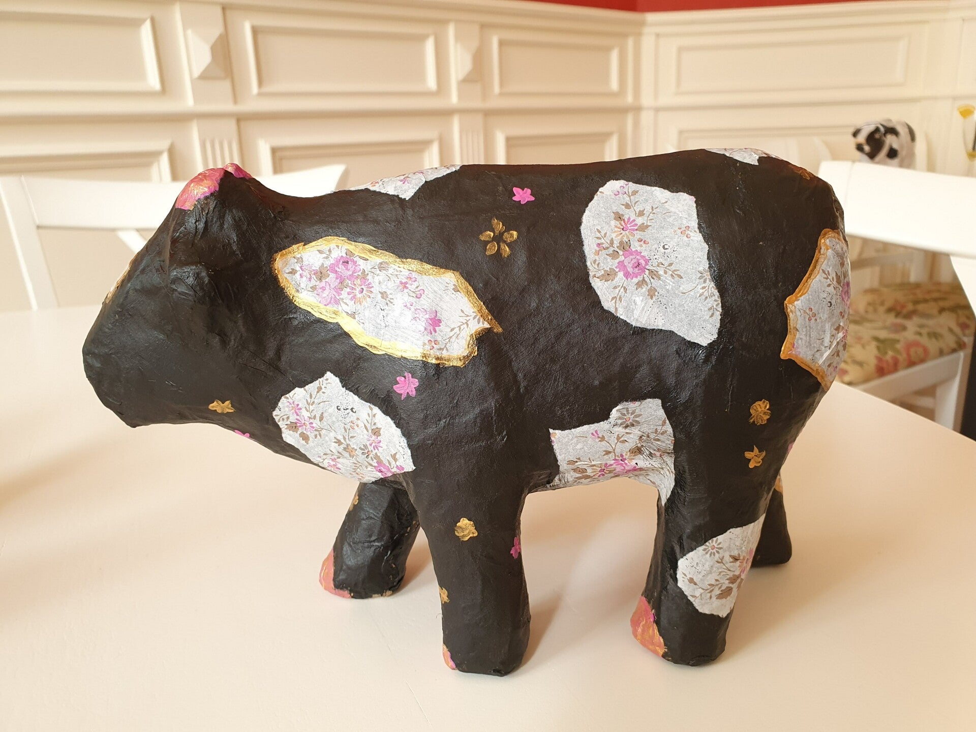 familiedag drenthe, beeldjes dikke dames, dikke dames wijn, sieraden workshop, workshop dikke dames schilderen, leuke workshops met vriendinnen, vrijgezellendag, high tea workshop, vriendinnen uitjes, macrame workshop, porselein schilderen voorbeelden