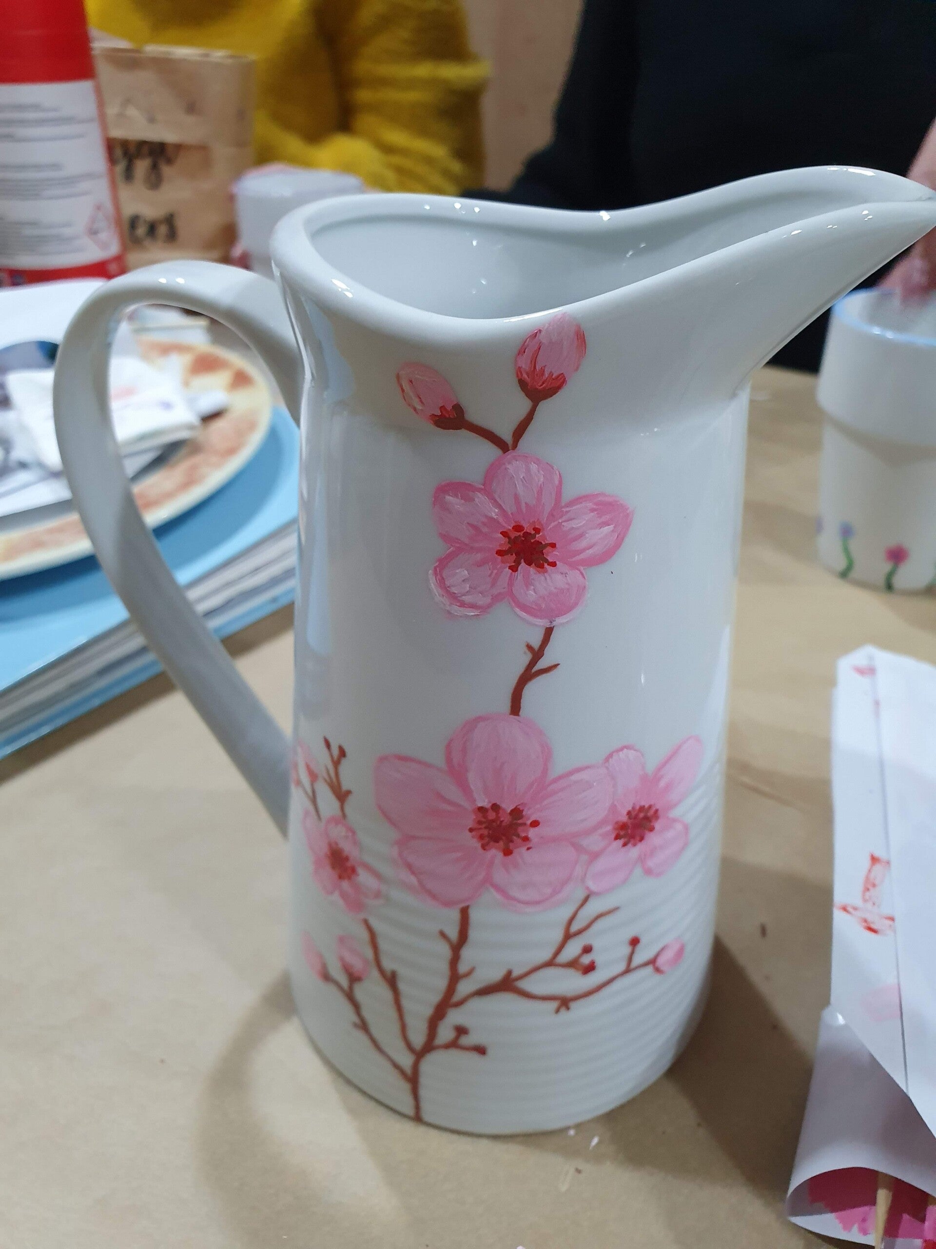 workshop servies schilderen, workshop porselein schilderen, workshop, workshop Drenthe, workshops Drenthe, creatieve workshop, creatieve workshops, personeelsuitje Drenthe, creatief uitje Drenthe, vriendinnenuitje, workshop grote groep, Hoogeveen