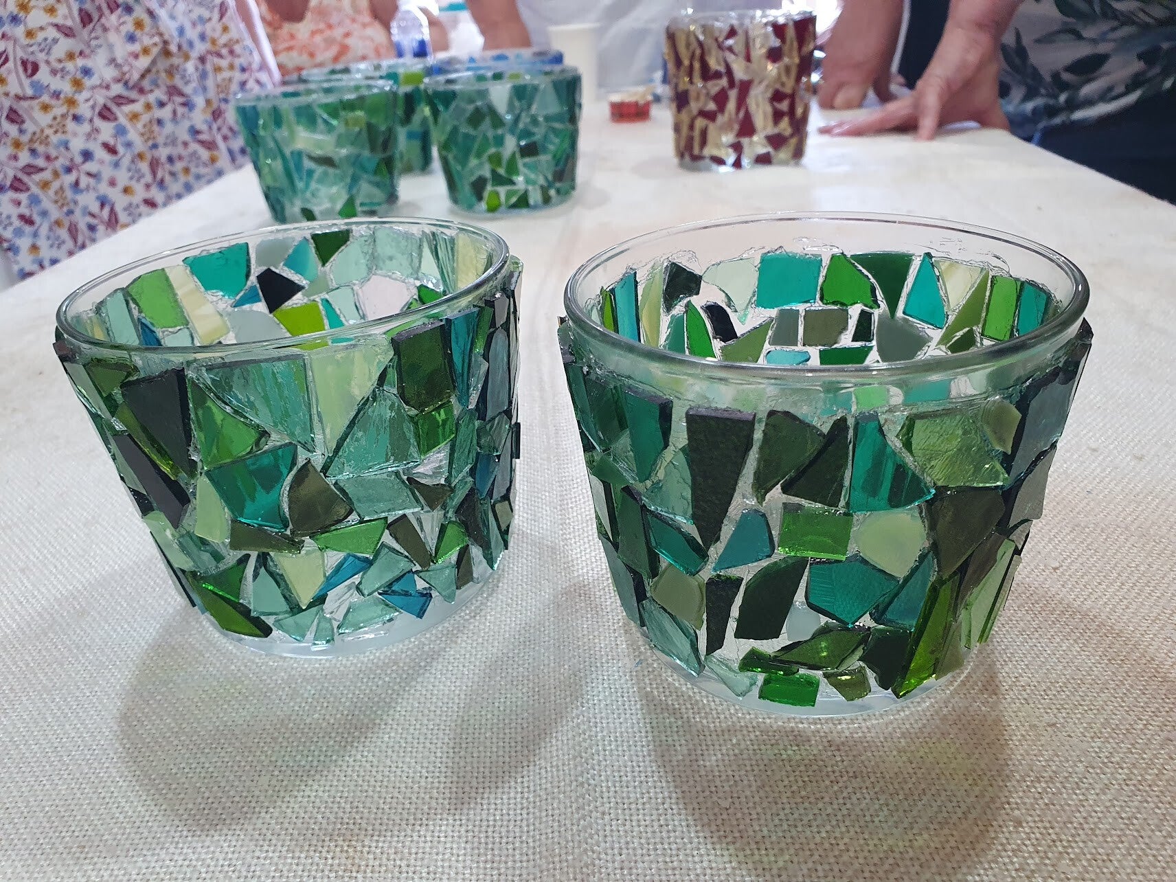 workshop mozaïeken, workshop mozaïek, workshop keramieken, workshop glasmozaïek, workshop Drenthe, creatieve workshop, bedrijfsuitje Drenthe, bedrijfsfeest Drenthe, vrijgezellenfeest Drenthe, workshop grote groep, vrijgezellenfeest mannen 