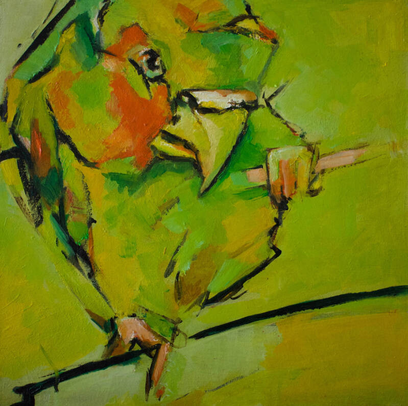 een groene papagaai die in het groen zit te kluiven