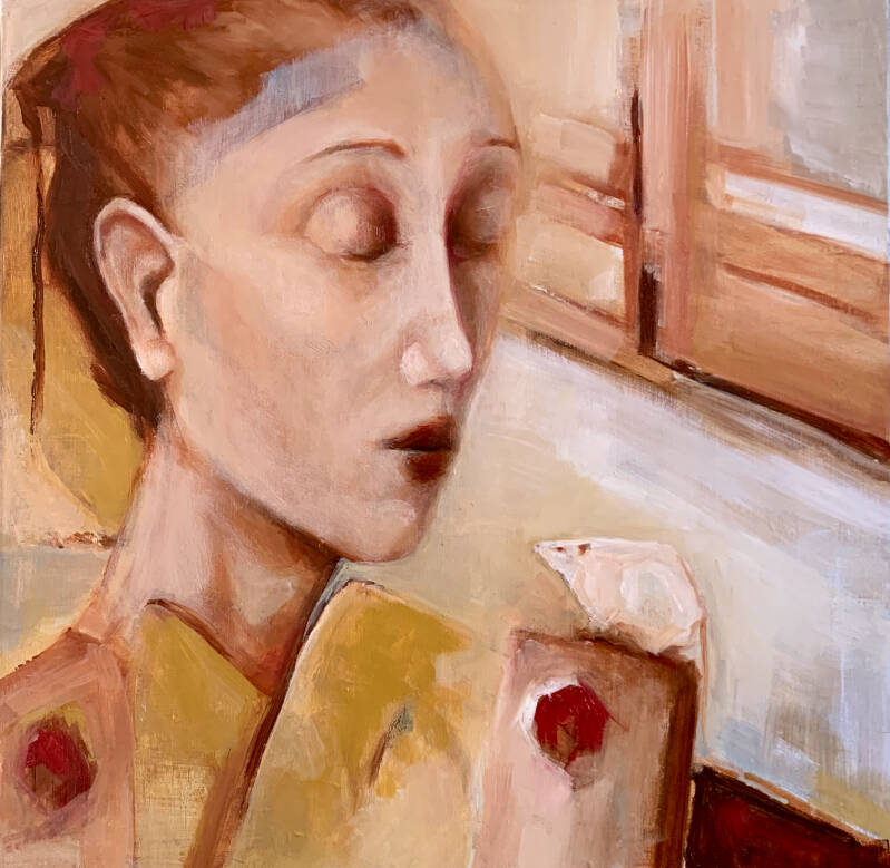 Blanke vrouw staatmet gesloten ogen vlak voor een witte muis die haar strak aankijkt