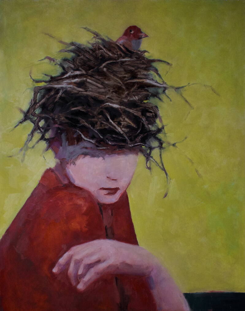 iemand die op iets zit te broeden met een vogelnest op zijn hoofd