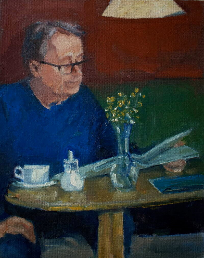 krantlezende man in cafe