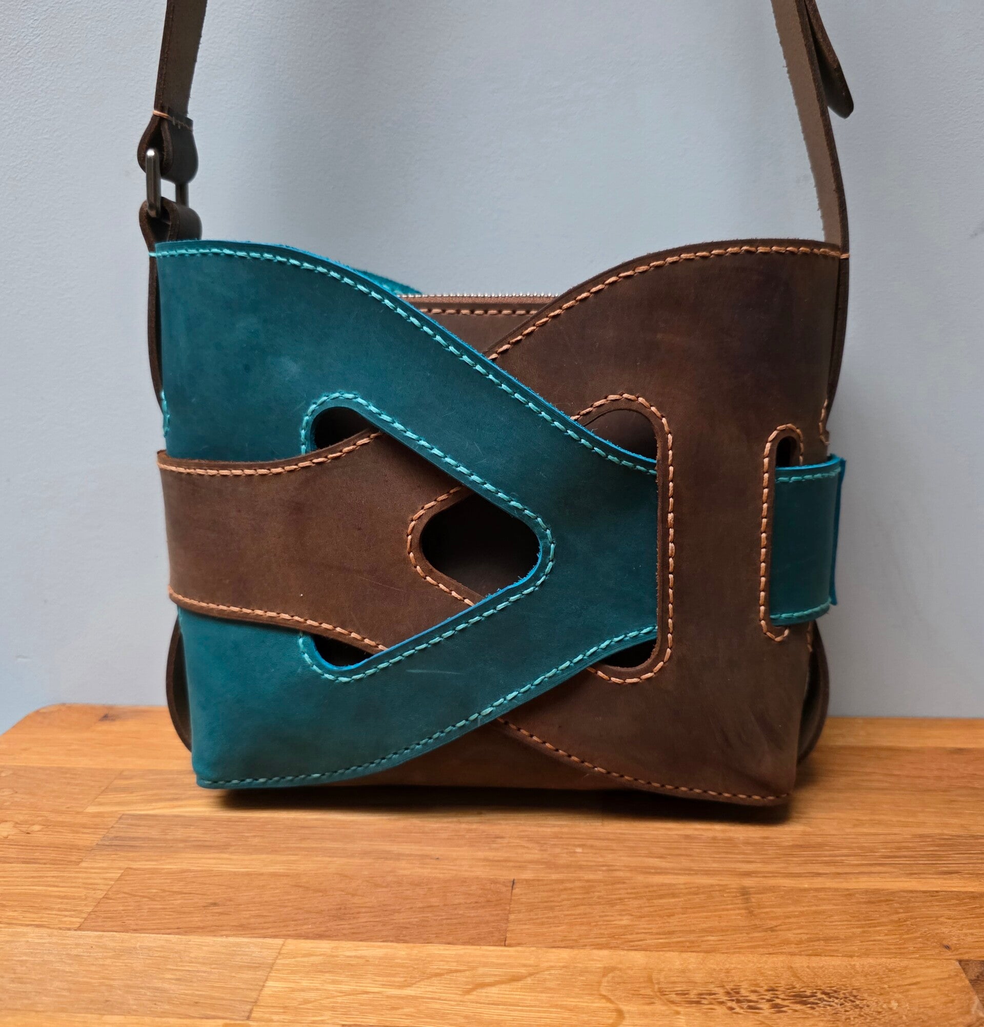 Turquoise/bruine vlecht handtas