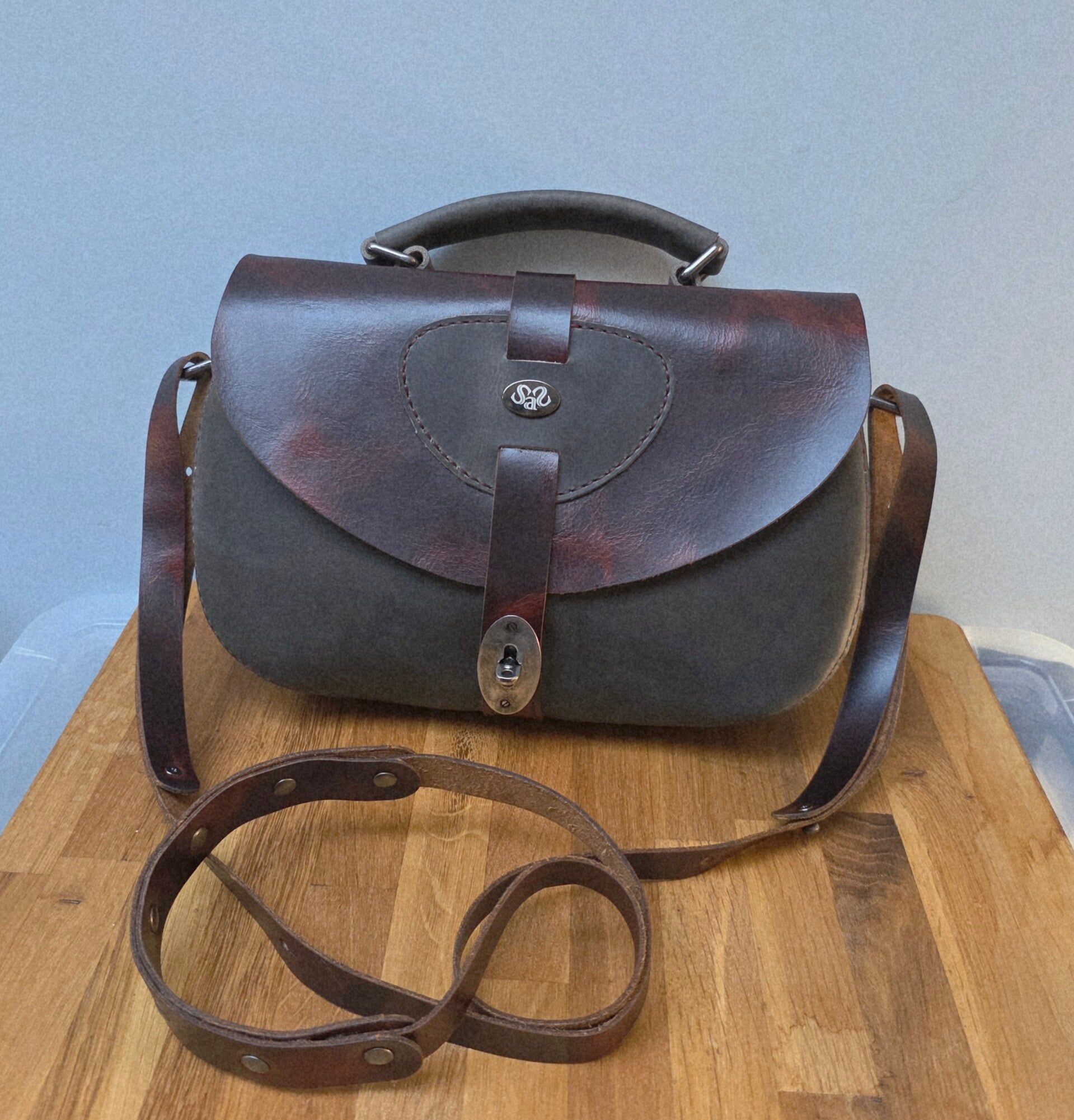 Heerlijke praktische handtas van 2 kleuren tuigleer